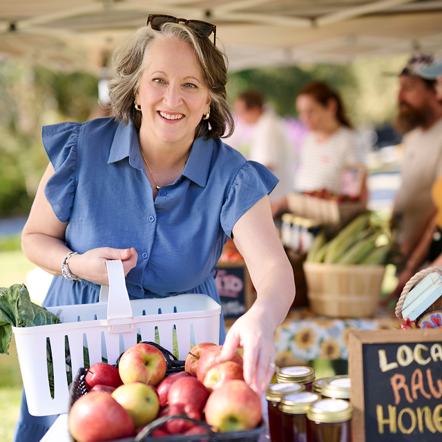 Shawna, a real indolent systemic mastocytosis patient who takes AYVAKIT® (avapritinib), shopping at a farmer's market
